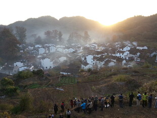 婺源山村日落游客观景