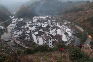 婺源雾中俯瞰古朴村落风光