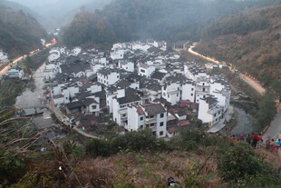 婺源雾中徽派古村落美景