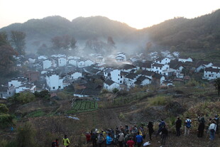 婺源山村晨曦下的游人景观