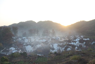 婺源山村晨曦中的宁静村落