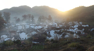 婺源山村晨景 阳光洒落村落