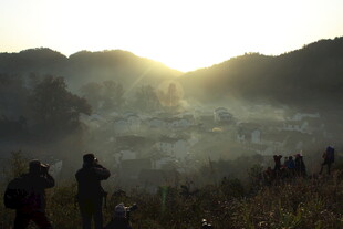 婺源日出下的山间徒步场景