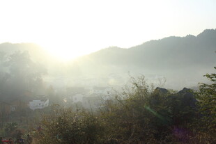 婺源山间晨雾中的朦胧美景