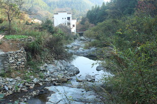 婺源山间小溪旁的静谧村落