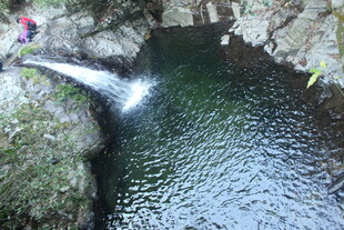 婺源山间瀑布下的碧绿潭水