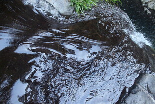 婺源山间溪流潺潺流淌