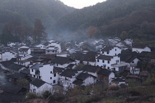 婺源山村晨景 白墙黑瓦映薄雾
