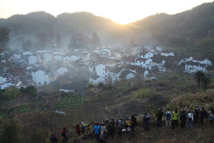 婺源日出下的山间徒步人群