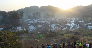 婺源夕阳下的山村观景人群