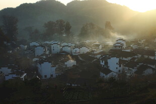 婺源山村晨曦 阳光洒落村落