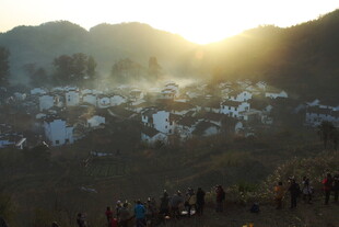 婺源夕阳下的山间观景人群