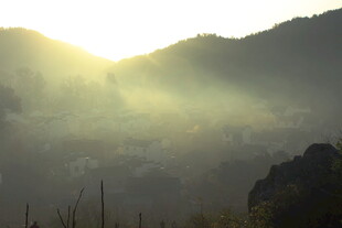 婺源山间晨雾中的金色阳光
