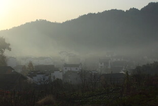 婺源山间晨雾中的静谧村落