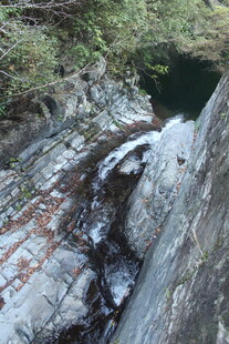 婺源山间溪流穿岩石