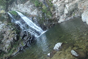 婺源山间小瀑布 清澈潭水