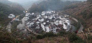 婺源雾中古朴村落俯瞰美景