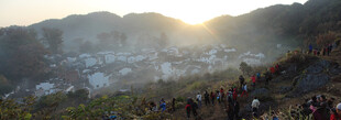 婺源山顶人群赏日出美景