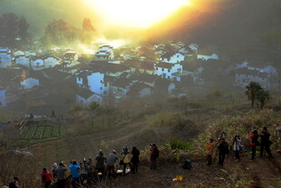 婺源山顶观壮丽日出人群景象
