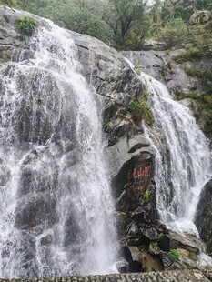 山间瀑布景观