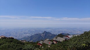 泰山山顶远眺壮丽山峦景观