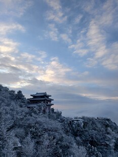 泰山雪覆山峦中的古朴楼阁