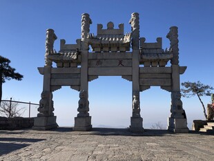 泰山天街巍峨壮观的中式石牌坊