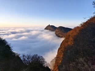 泰山云海环绕的壮丽山景