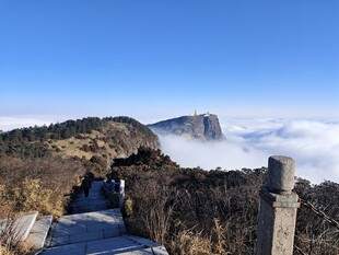 泰山山间栈道云海壮丽景观