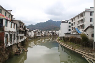 婺源江南水乡沿河民居风景