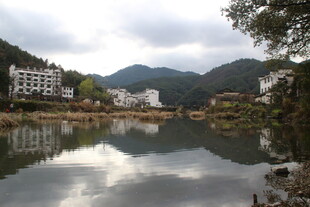 婺源山水相依的宁静村落
