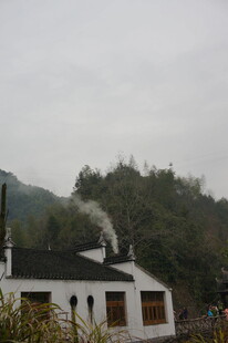 婺源山间小屋炊烟袅袅