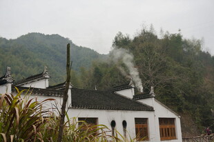 婺源山村人家 袅袅炊烟升起