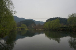 婺源宁静湖畔春色倒影如画