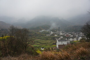婺源云雾缭绕中的山村景致