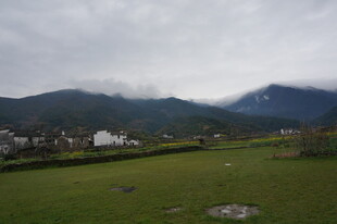 婺源山间绿野中的宁静村落