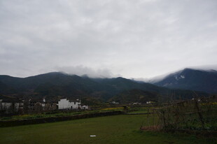 婺源云雾缭绕的山间田园景色