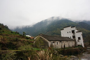 婺源山间云雾中的古朴村落