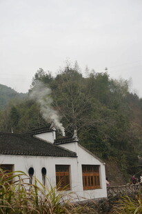 婺源山间小屋炊烟袅袅