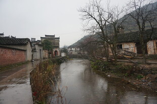 婺源乡村水畔古朴民居景象