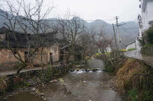 婺源乡村冬日溪边古朴景象
