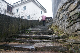 婺源山间石阶上的徒步者