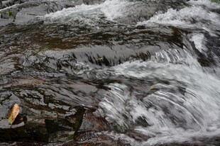 婺源山间溪流湍急的美丽景象