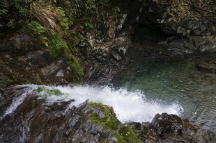 婺源山间溪流瀑布景观
