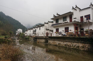 婺源江南水乡民居傍水而立