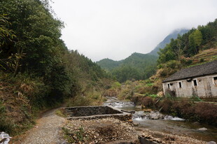 婺源山间村落小溪旁的旧屋