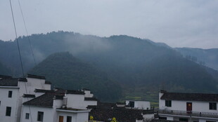 婺源山村白墙黑瓦 远山朦胧