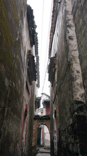 婺源狭窄古巷中的静谧景致