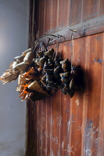 墙上挂着的粽子