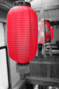 婺源室内悬挂的红色传统灯笼